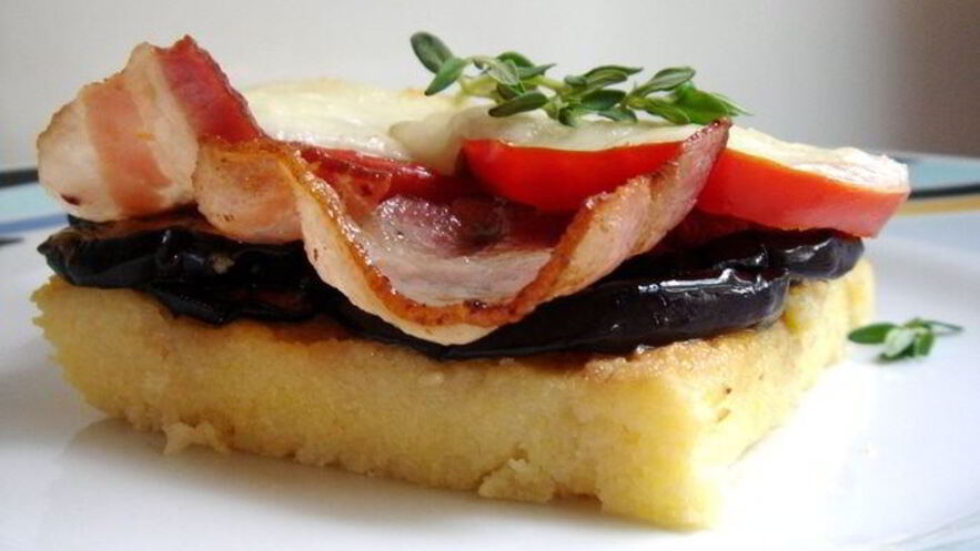 Рецепт поленты с сезонными овощами и беконом