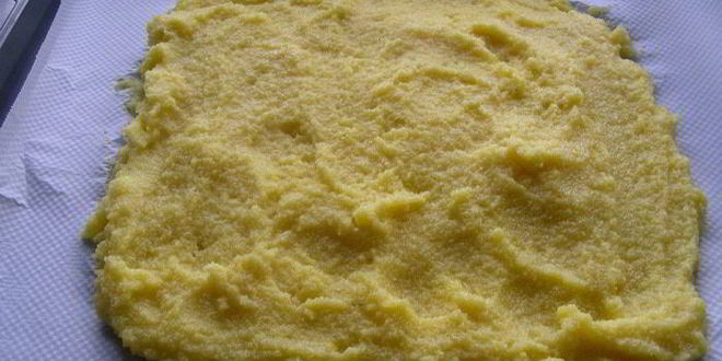 Рецепт жареной поленты в соусе из лесных грибов и чеснока