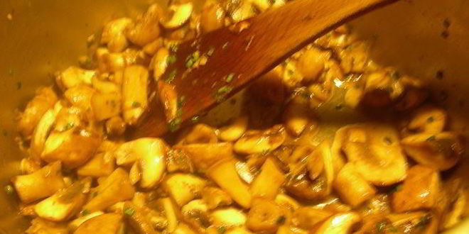 Рецепт жареной поленты в соусе из лесных грибов и чеснока