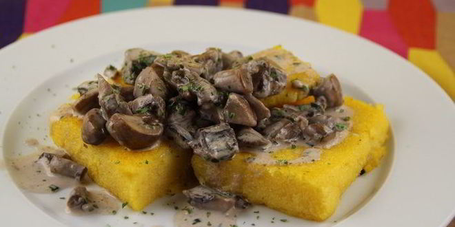 Рецепт жареной поленты в соусе из лесных грибов и чеснока