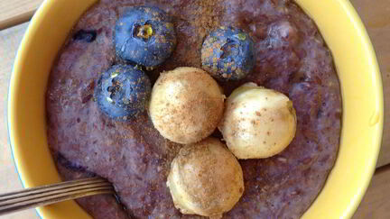 Рецепт Овсяной каши с бананом, голубикой и кленовым сиропом