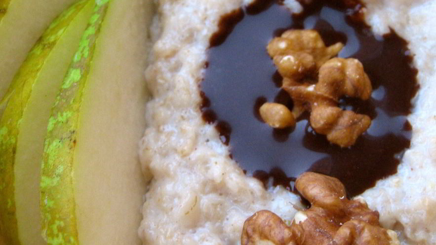 Рецепт овсяной каши с грушей, грецким орехом и острым шоколадным соусом
