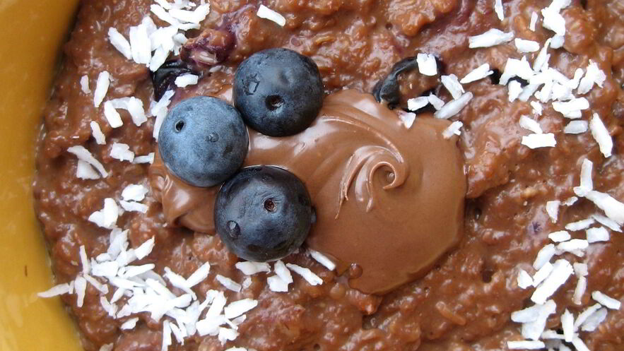 Рецепт овсяной каши с шоколадом, голубикой и кокосовой стружкой