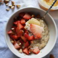 Рецепт Овсяной каши с ванилью, жареным миндалем и клубникой