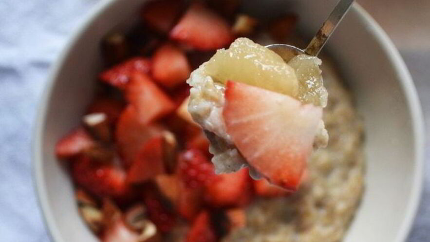 Рецепт овсяной каши с ванилью, жареным миндалем и клубникой