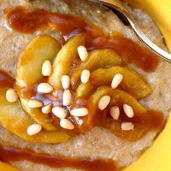 Рецепт Овсяной каши с яблоком и соленой карамелью