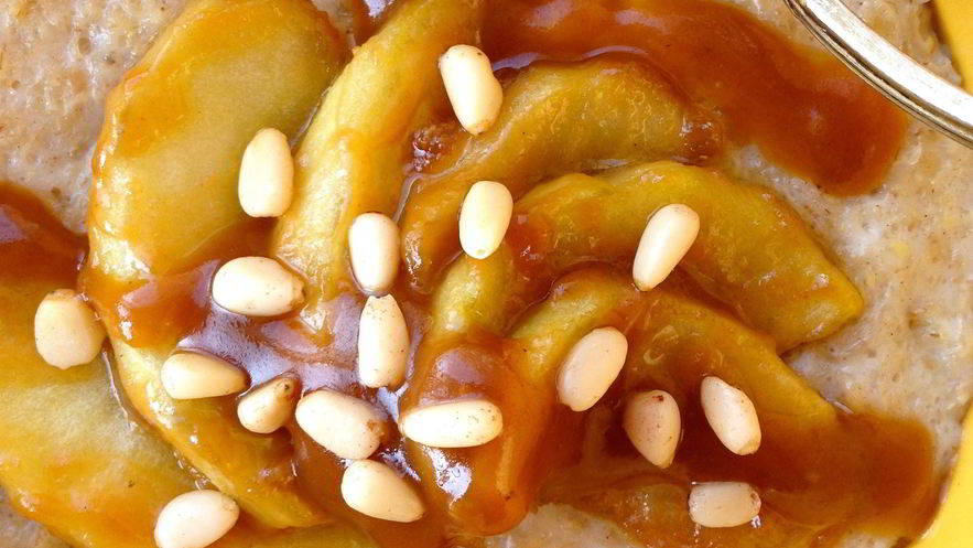 Рецепт овсяной каши с яблоком и соленой карамелью