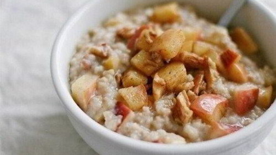 Рецепт простой овсяной каши с яблоками и медом