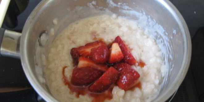 Рецепт рисовой каши с клубникой и кокосовым молоком