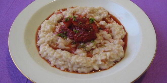 Рецепт рисовой каши с клубникой и кокосовым молоком