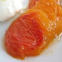 Рецепт Абрикосов в ромашковом сиропе со сметанным мороженым