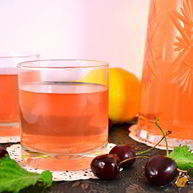 Рецепт Холодного зеленого чая с черешней, красной смородиной, корицей и мятой