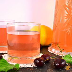 Рецепт Холодного зеленого чая с черешней, красной смородиной, корицей и мятой