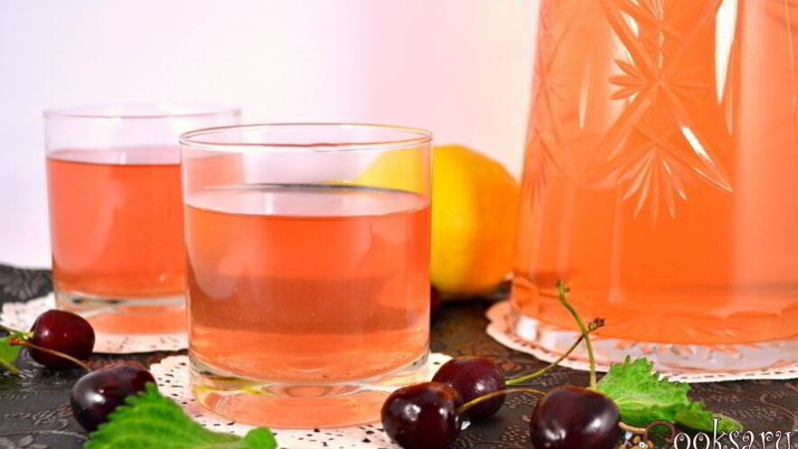 Рецепт холодного зеленого чая с черешней, красной смородиной, корицей и мятой