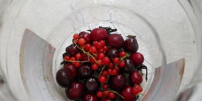 Рецепт холодного зеленого чая с черешней, красной смородиной, корицей и мятой