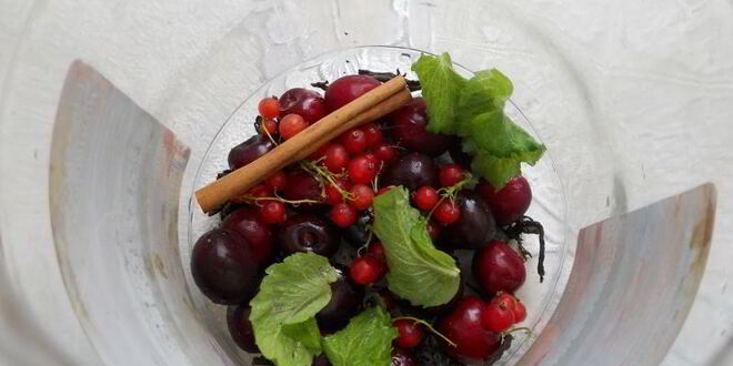 Рецепт холодного зеленого чая с черешней, красной смородиной, корицей и мятой