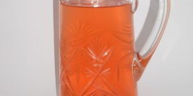 Рецепт холодного зеленого чая с черешней, красной смородиной, корицей и мятой