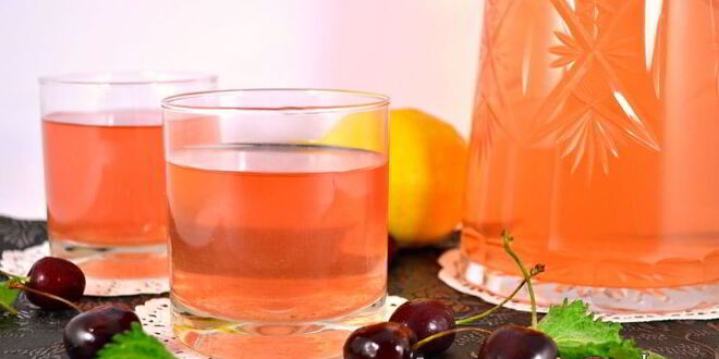 Рецепт холодного зеленого чая с черешней, красной смородиной, корицей и мятой