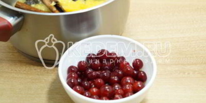 Рецепт глинтвейна из белого вина с апельсином и клюквой