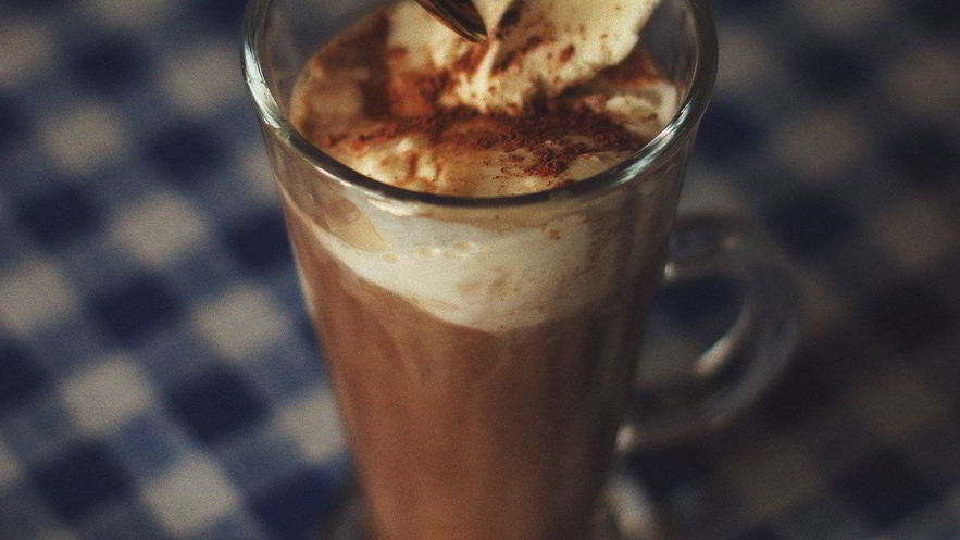 Рецепт кофе гляссе с яичным желтком и ванильным мороженым