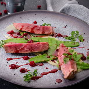 Рецепт Вырезки теленка с зеленым горошком, кофейно-брусничным соусом и пюре из яблок и сельдерея