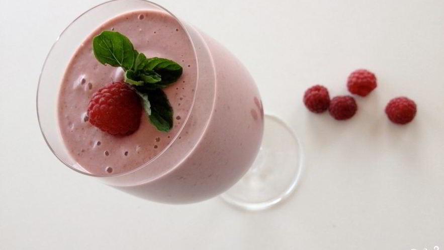 Рецепт молочного коктейля с малиной