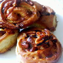 Рецепт Ночных булочек с карамельным сиропом и орехами