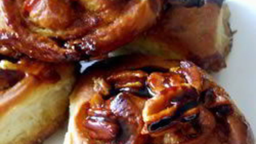 Рецепт ночных булочек с карамельным сиропом и орехами