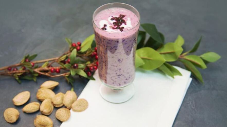 Рецепт черничного смузи с финиками