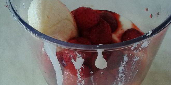 Рецепт клубнично-бананового смузи с клетчаткой из семян льна