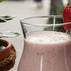 Рецепт Клубничного смузи с овсянкой