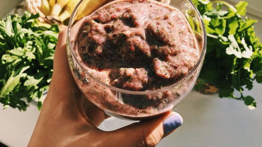 Рецепт смузей банан-финики-руккола