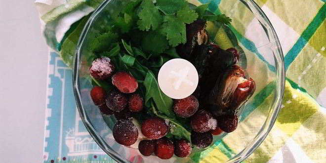 Рецепт смузей банан-финики-руккола