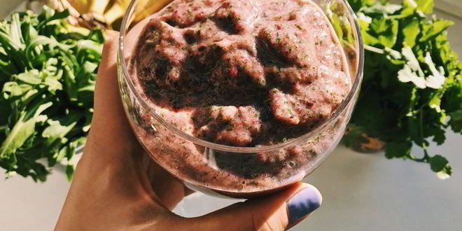 Рецепт смузей банан-финики-руккола