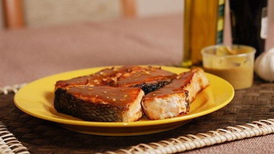Рецепт запеченых в черном перце кусочки лосося, маринованные в кленовом сиропе