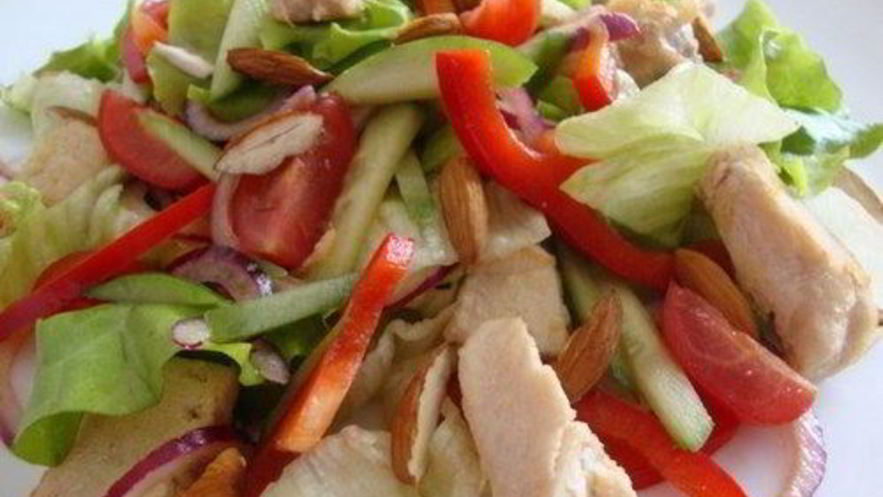 Рецепт диетического овощной салат с куриной грудкой