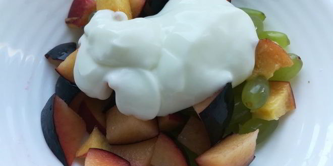 Рецепт фруктового салата с йогуртовой заправкой