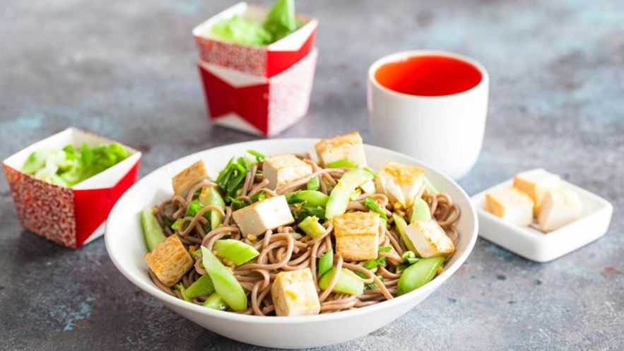 Рецепт азиатского салата из гречневой лапши и тофу