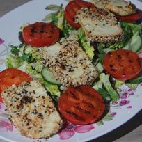 Греческий салат с жареным сулугуни