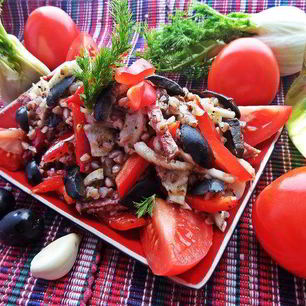 Рецепт Гречневого салата с овощами и салями