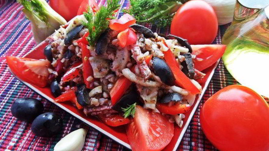 Рецепт гречневого салата с овощами и салями