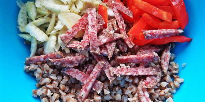Рецепт гречневого салата с овощами и салями