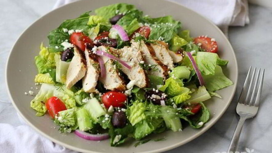 Рецепт салата греческого с жареной курицей