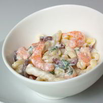 Салат с креветками и пастой в греческом стиле