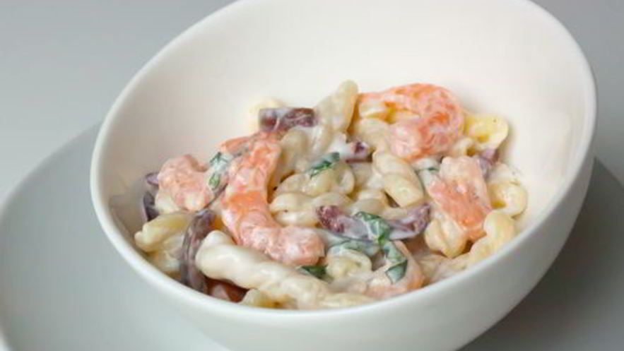Рецепт салата с креветками и пастой в греческом стиле