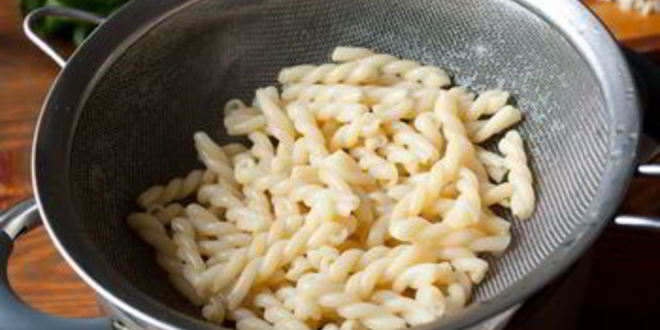 Рецепт салата с креветками и пастой в греческом стиле