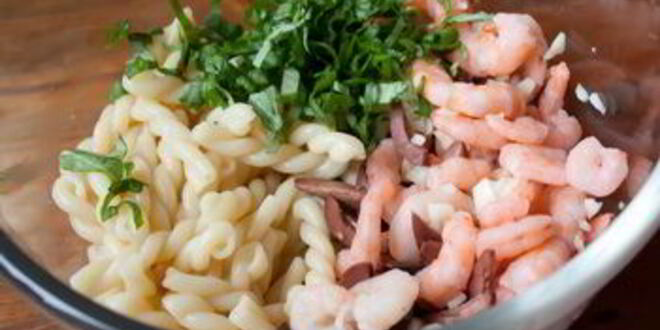 Рецепт салата с креветками и пастой в греческом стиле
