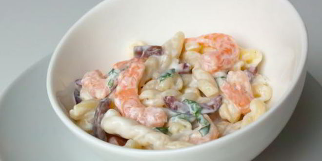 Рецепт салата с креветками и пастой в греческом стиле