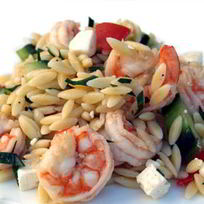 Салат с орзо и креветками в греческом стиле