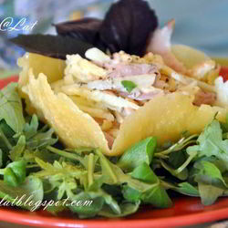 Рецепт Итальянского салата с копченой курицей в сырной корзинке